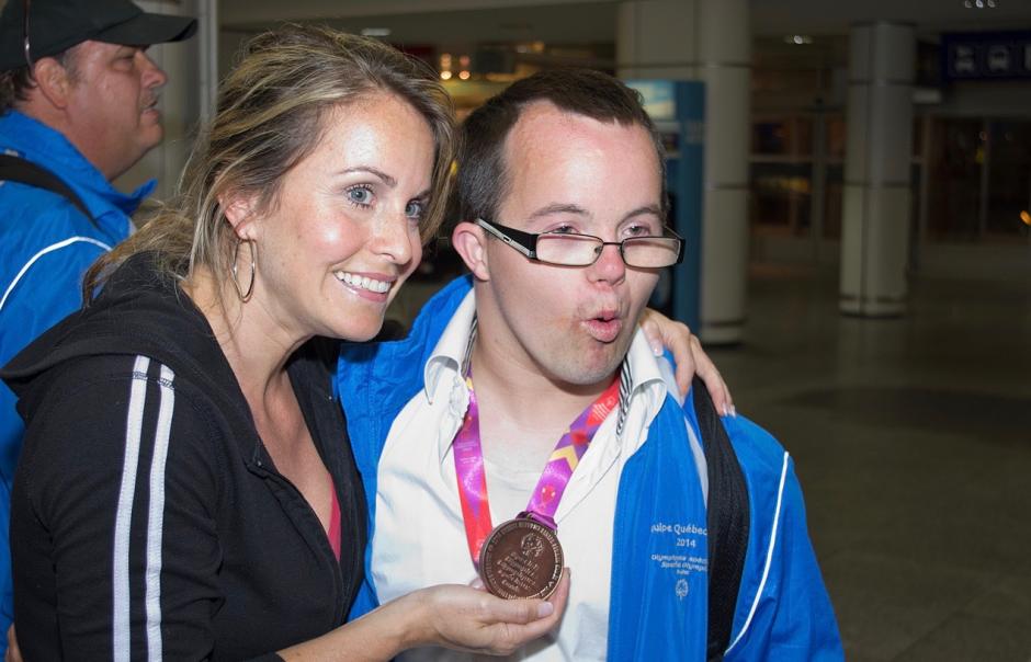 Annie Pelletier with a Special Olympics Quebec athlete and his medal.