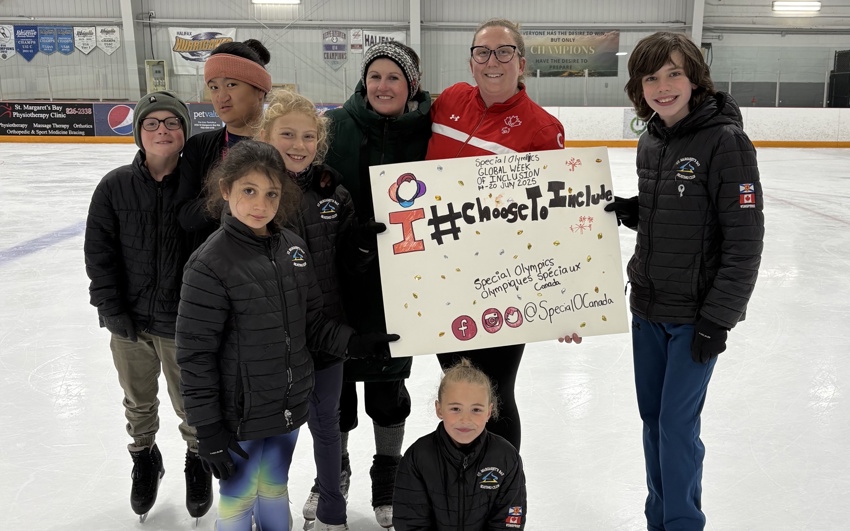 Images de personnes sur une patinoire brandissant des pancartes #Choosetoinclude