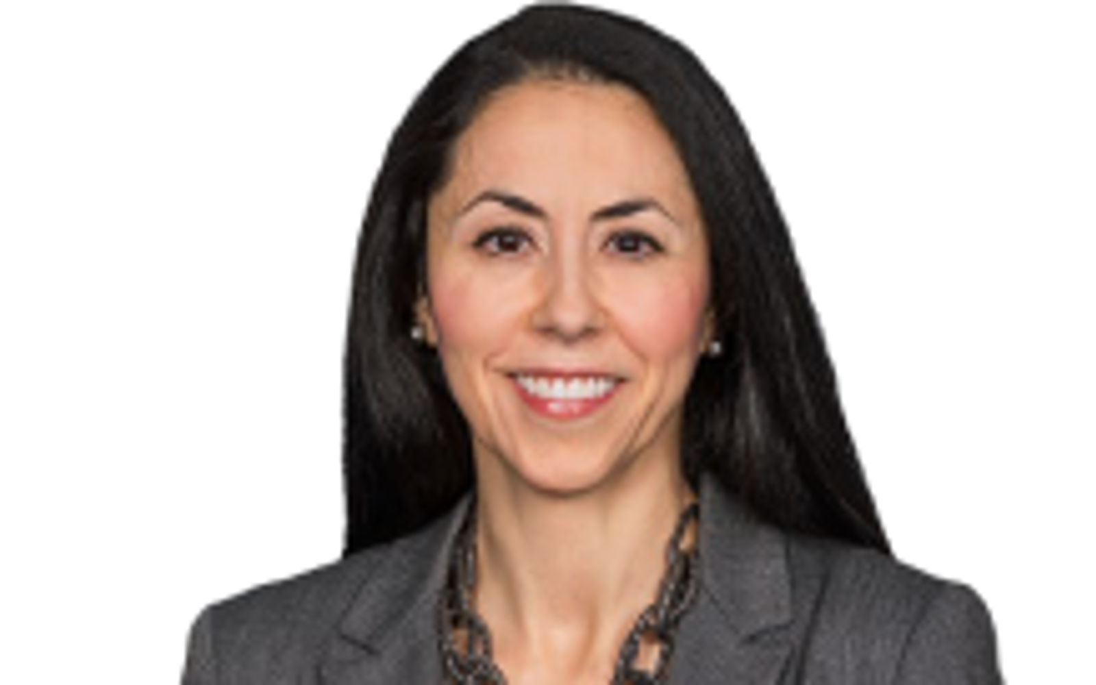 Femme aux cheveux noirs portant un blazer gris.