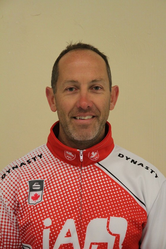 Portrait d'un homme portant une veste de curling.
