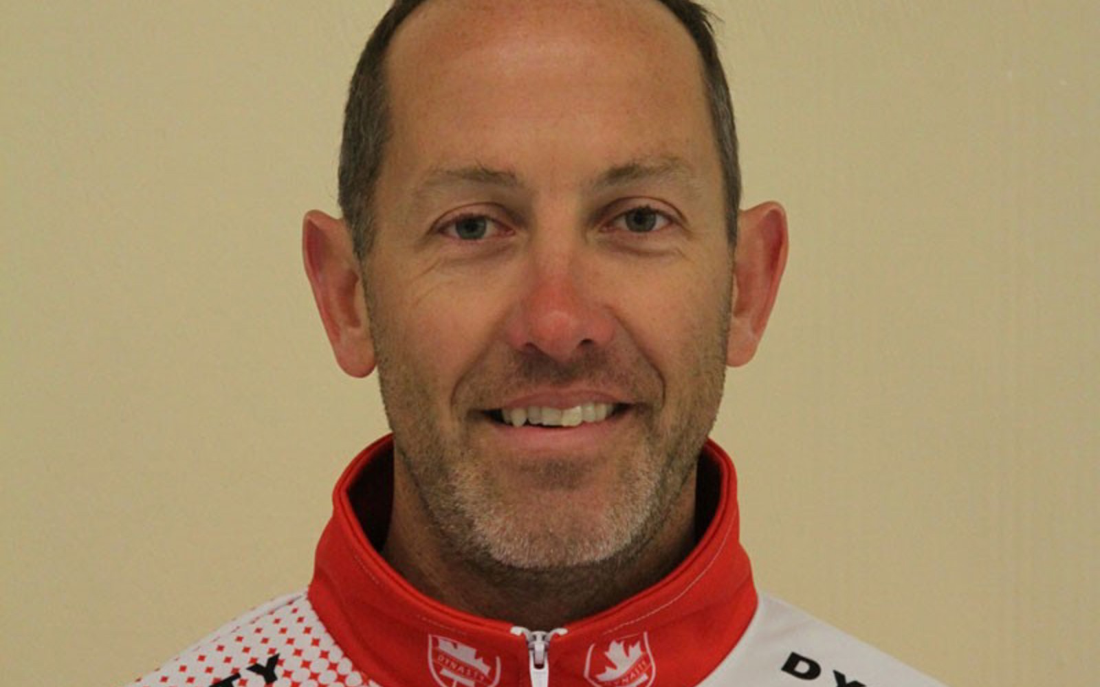 Portrait d'un homme portant une veste de curling.