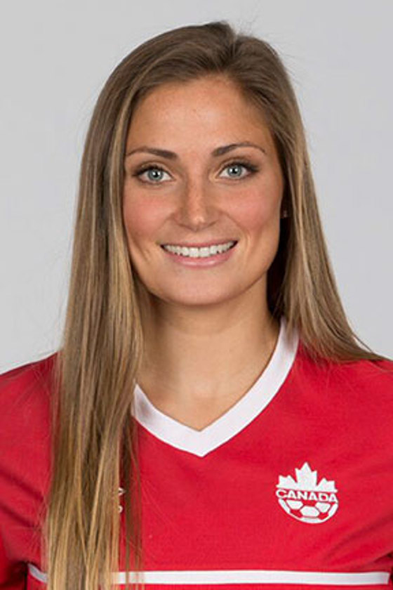 Portrait d'une femme aux longs cheveux blonds portant un maillot de football canadien rouge.