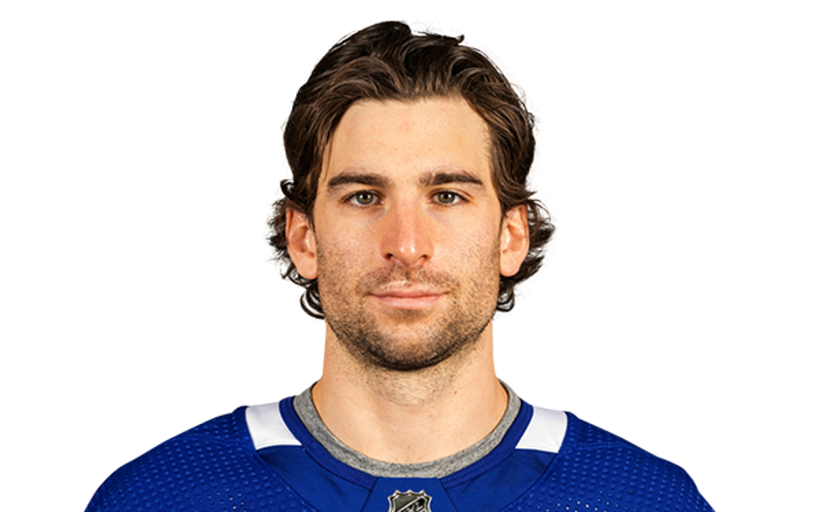 Portrait d'un homme portant un maillot de hockey bleu