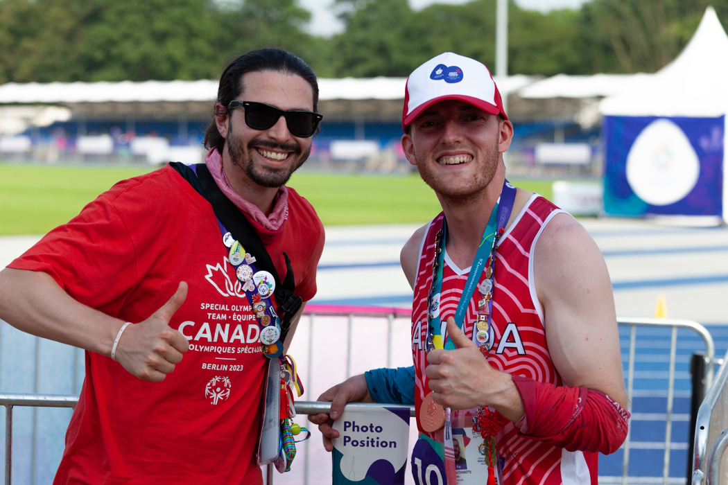 Deux hommes souriant à la caméra et levant le pouce.