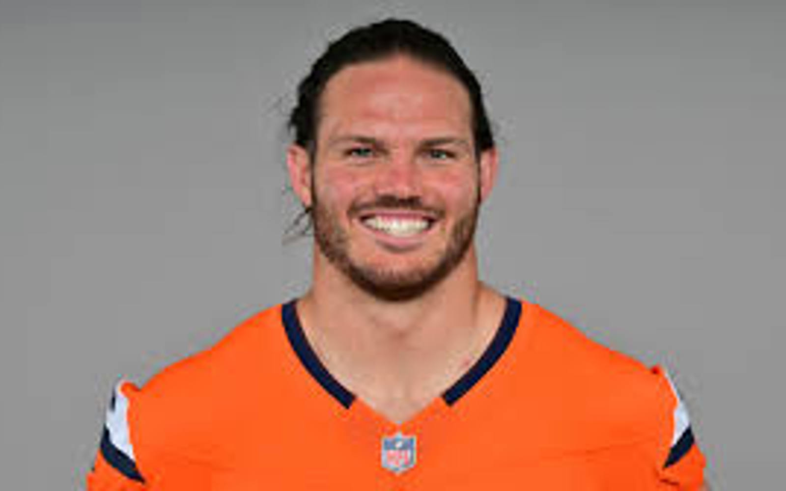 Tirez sur un homme portant un maillot orange de la LNH.