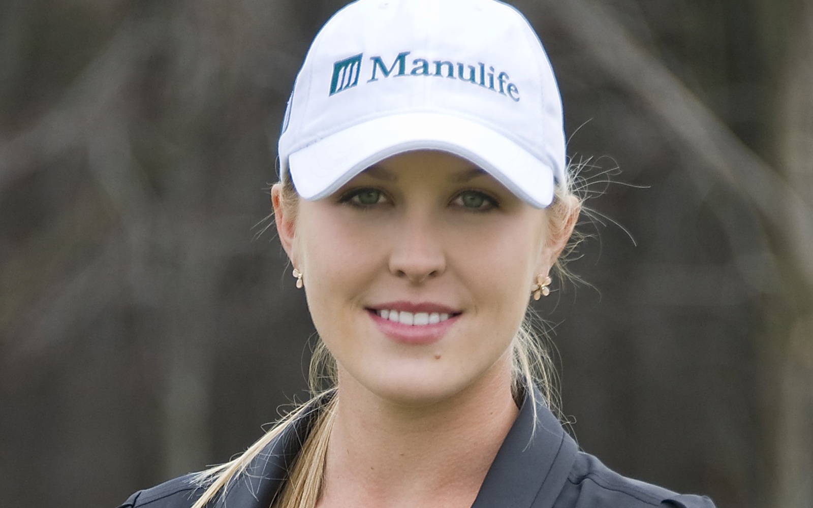 Femme portant une casquette de baseball Manulife et un polo noir
