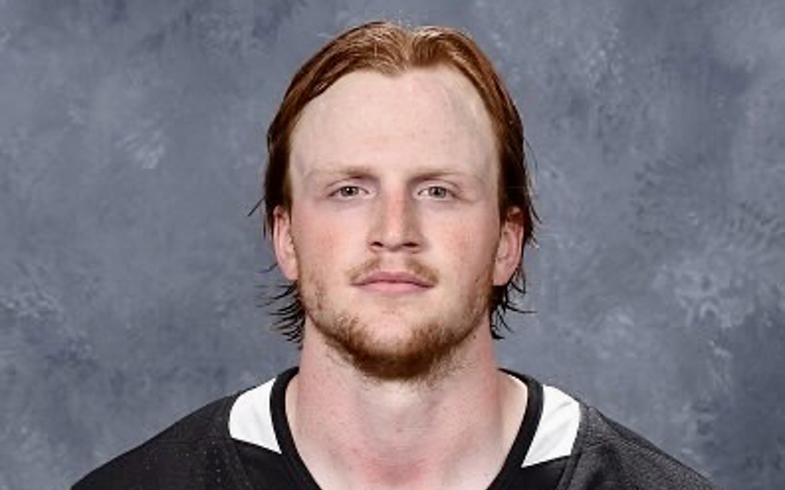 Homme portant un maillot de hockey noir des LA Kings