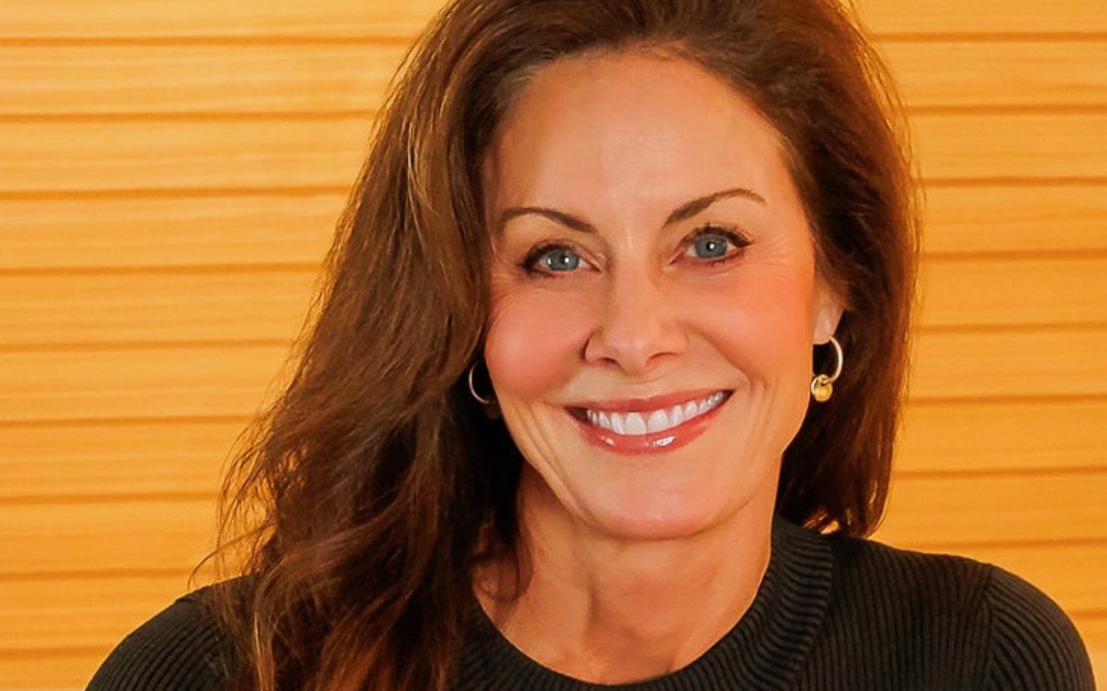 Portrait d'une femme vêtue entièrement de noir