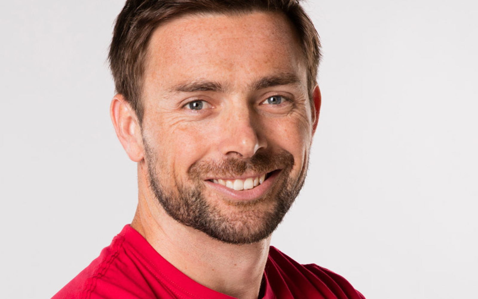 Portrait d'un homme portant un t-shirt rouge du Canada.