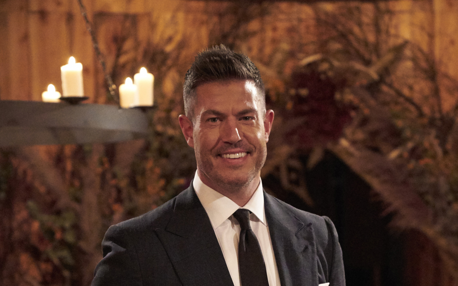 Portrait d'un homme en costume.