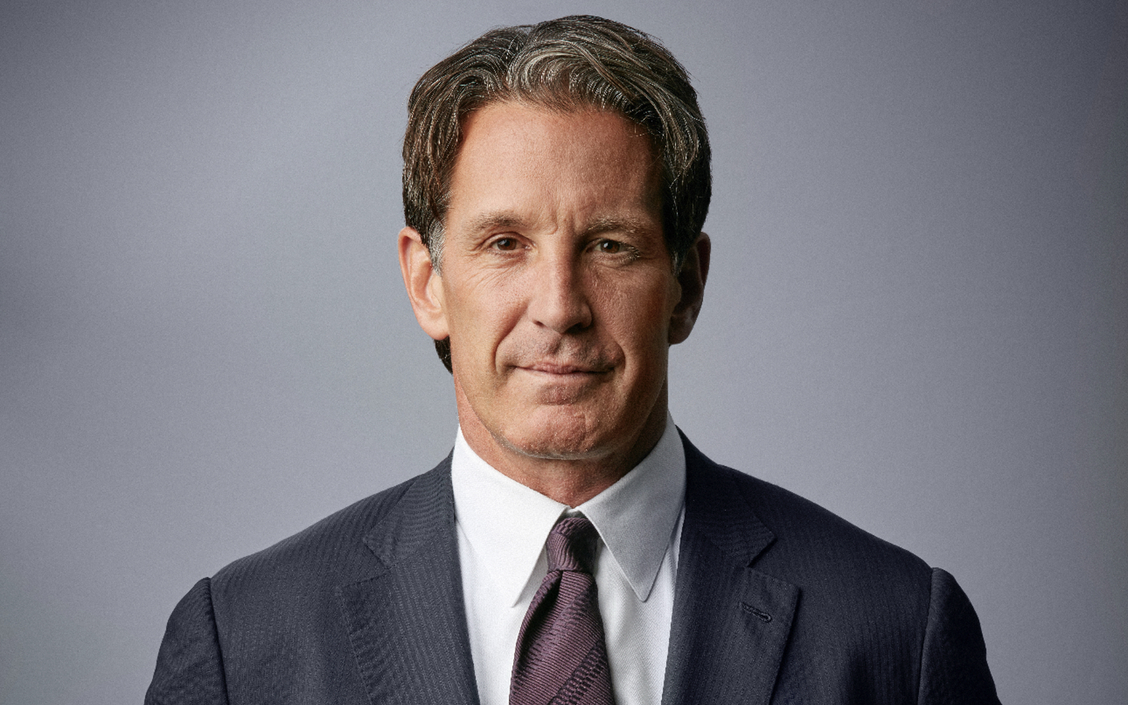 Portrait d'un homme en costume.