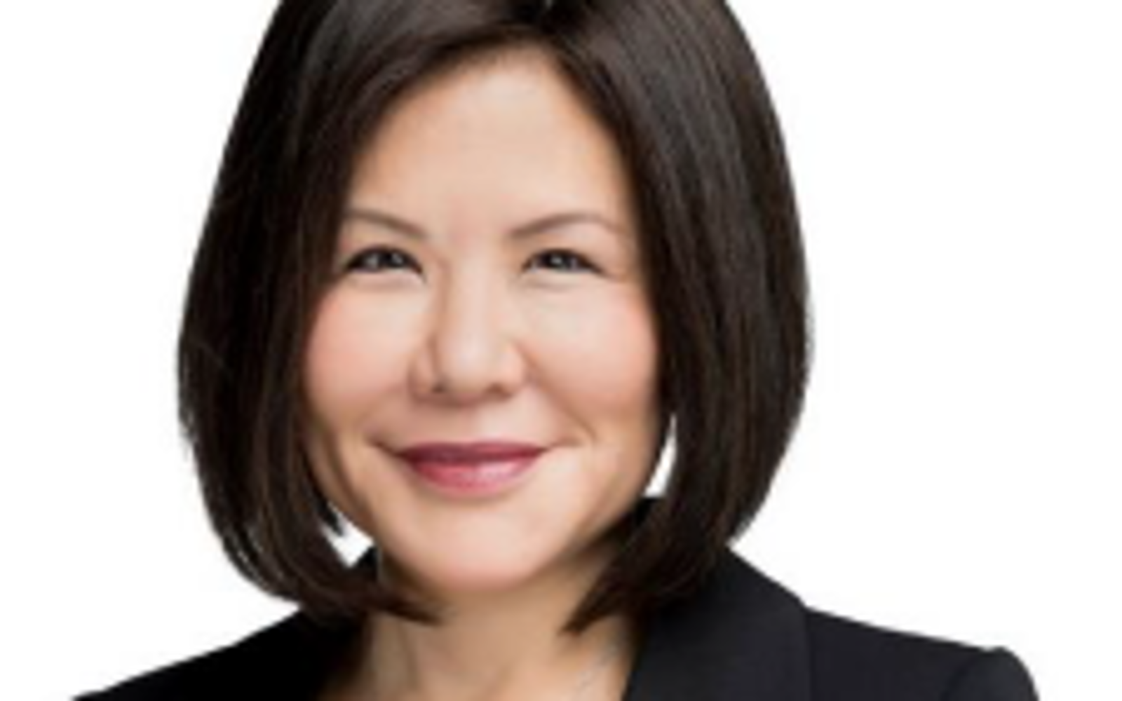 Femme aux cheveux noirs portant un blazer noir.