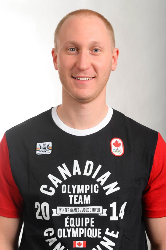 Portrait d'un homme portant un maillot de l'équipe olympique canadienne aux Jeux olympiques d'hiver de 2014.