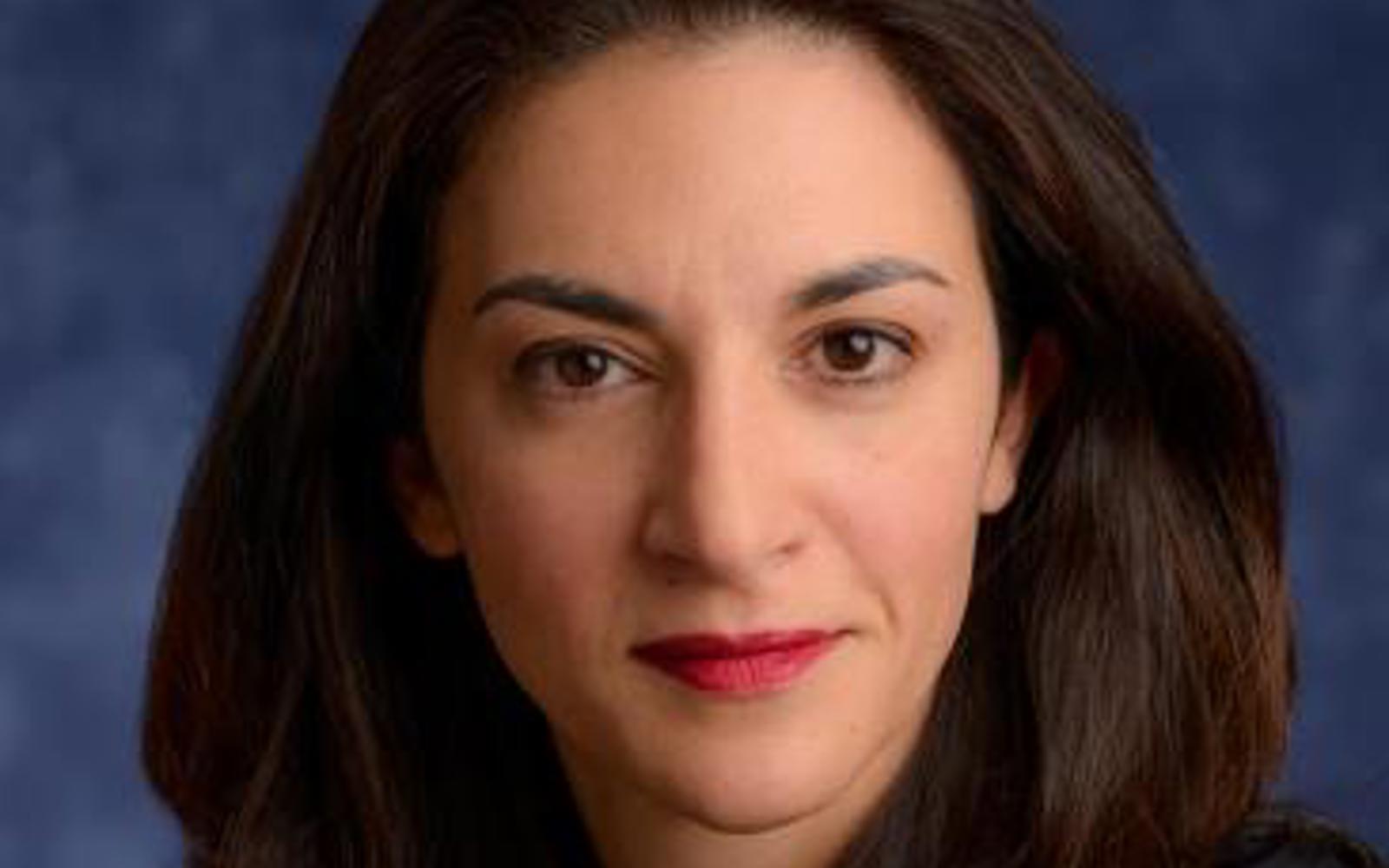 Image du visage d'une femme aux longs cheveux foncés.