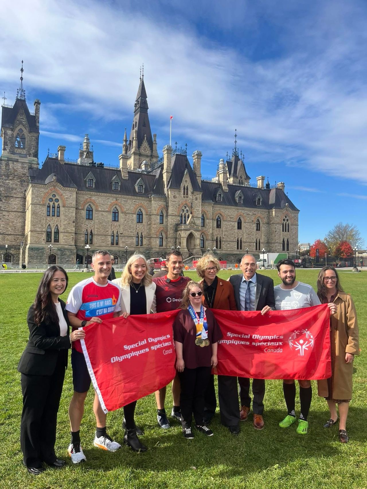 Athletes, coaches, staff and MPs on Parliament Hill 