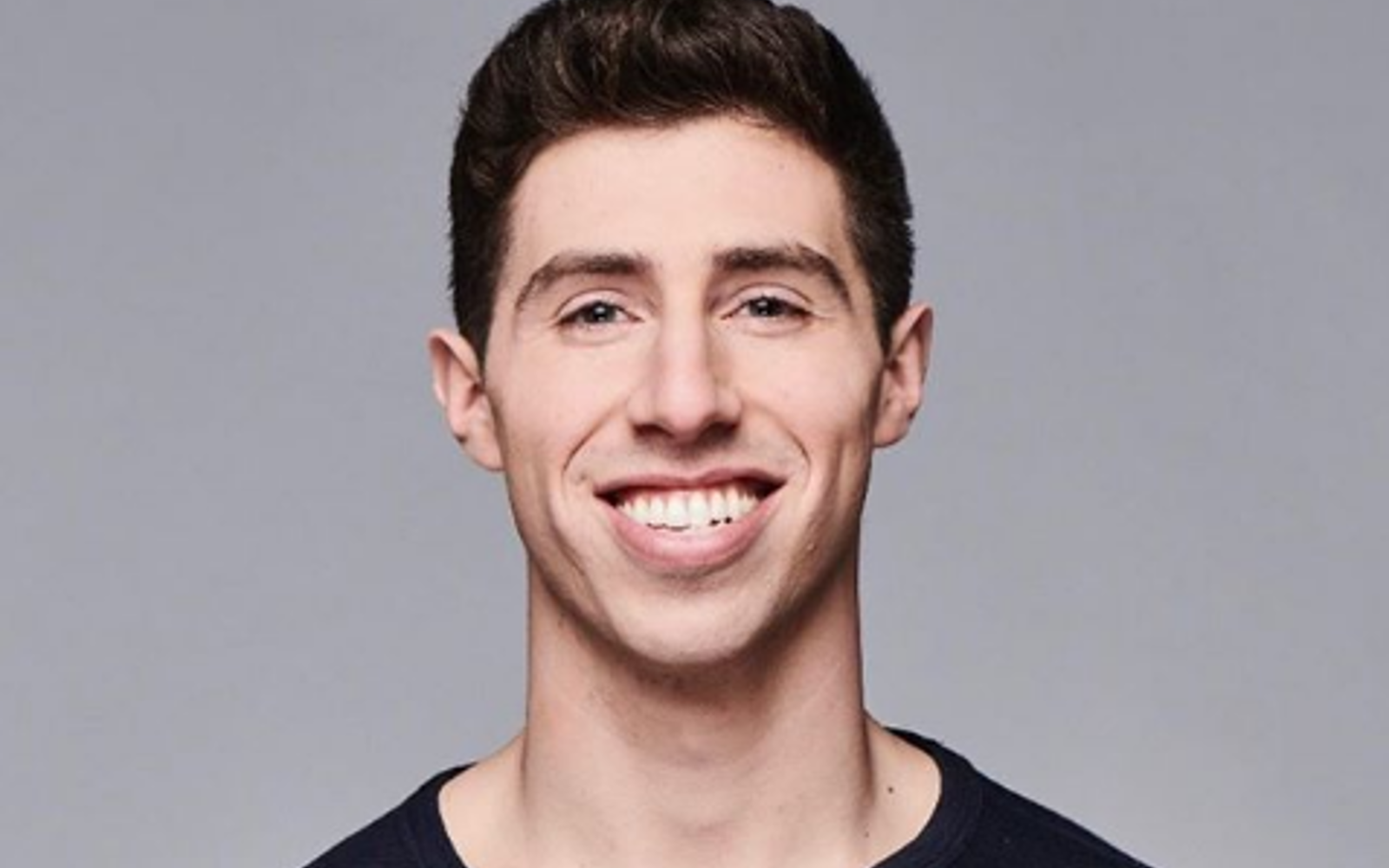 Portrait d'un homme en t-shirt noir