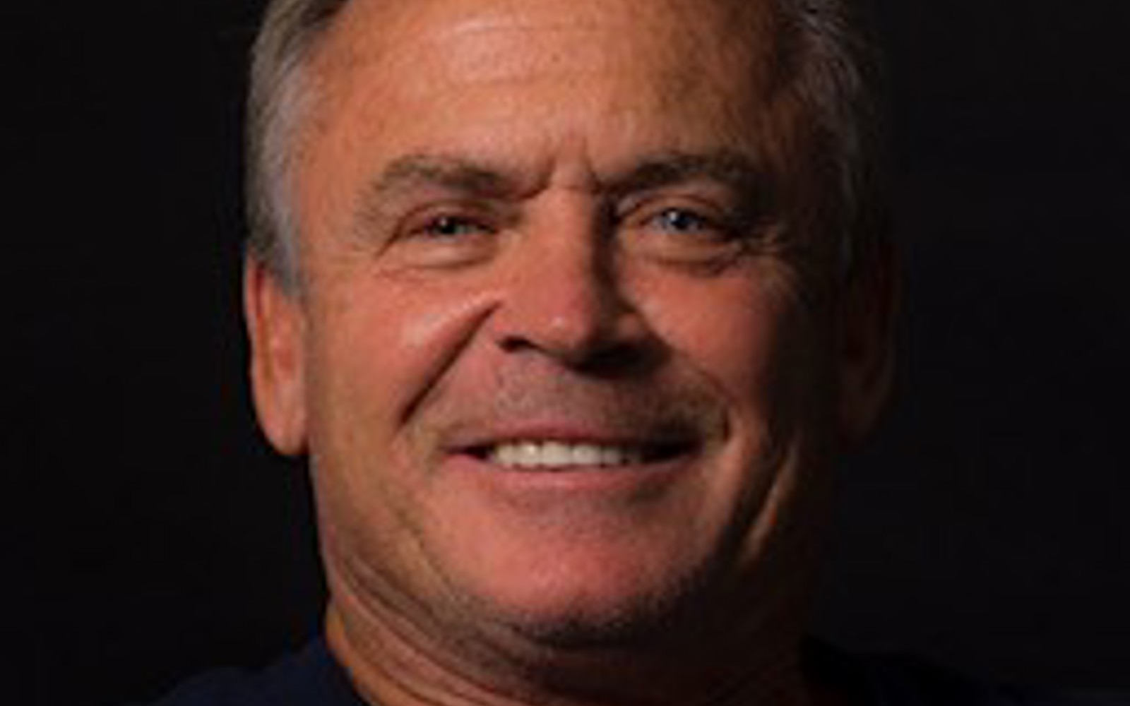 Portrait d'un homme en t-shirt noir