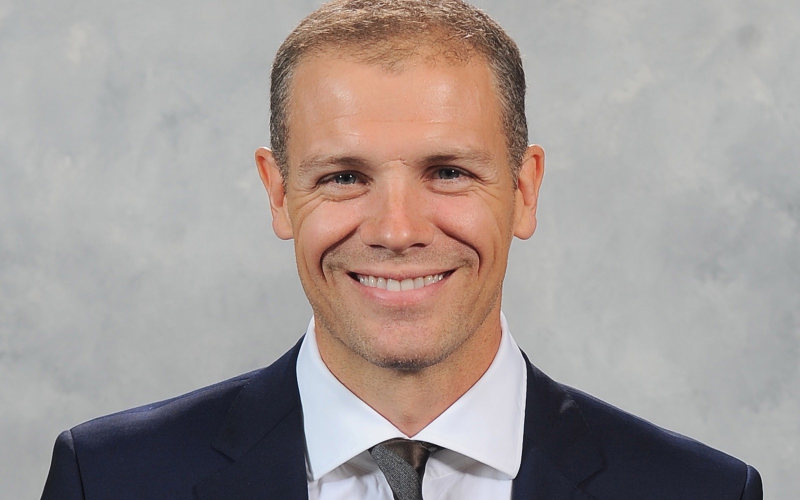 Portrait d'un homme en costume.