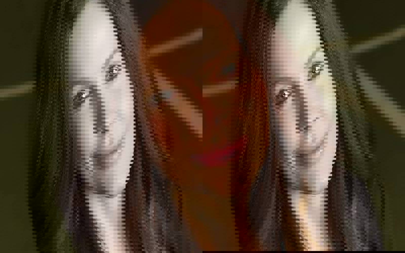 Portrait d'une femme aux longs cheveux foncés.