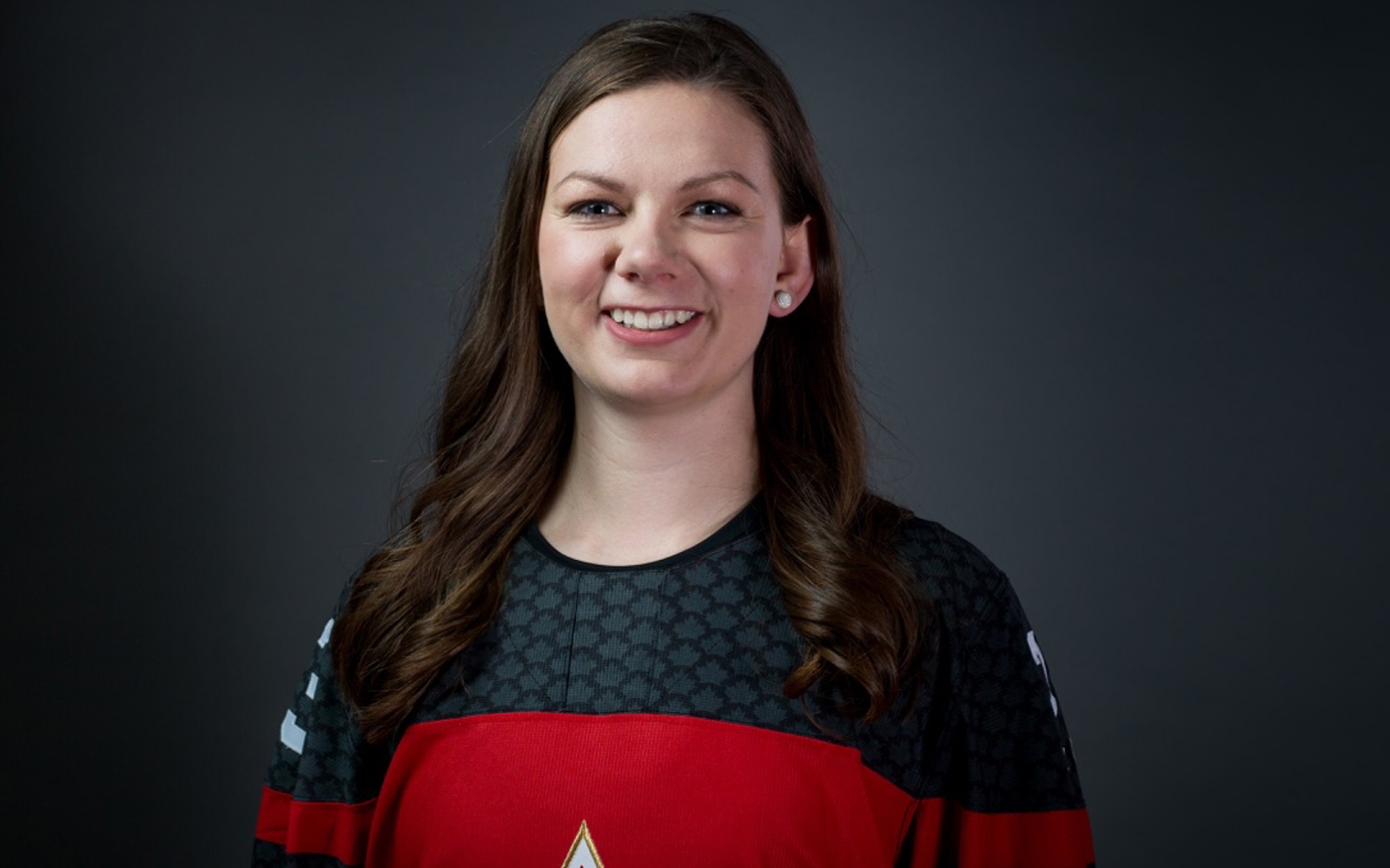 Portrait d'une femme aux cheveux foncés.