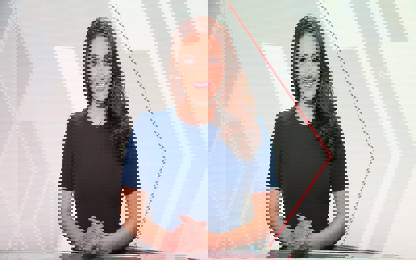 Gros plan sur le visage d'une femme aux longs cheveux bruns devant un écran numérique, vêtue d'une robe bleue.