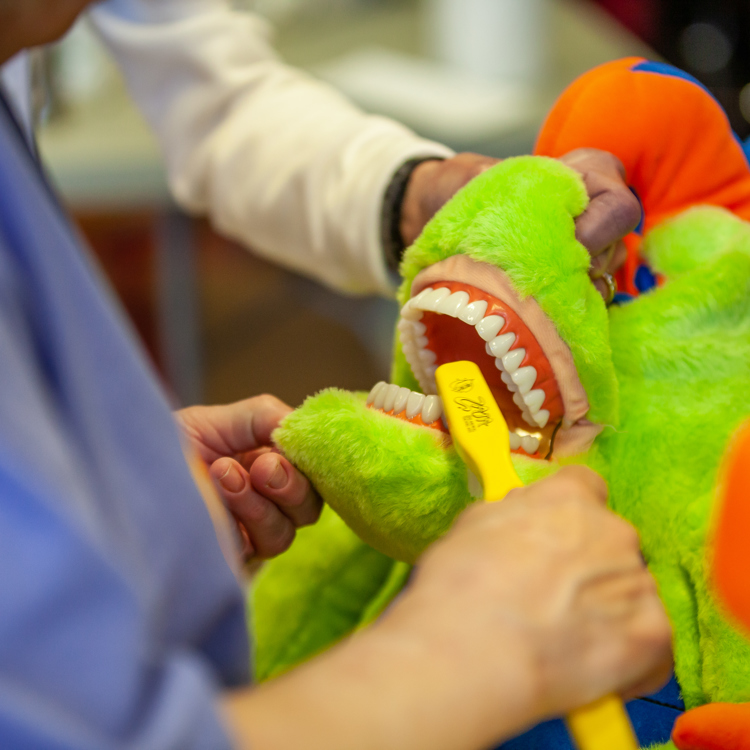 Un accompagnement adapté à chacun : comment un bénévole des Olympiques spéciaux fait la différence, un sourire à la fois