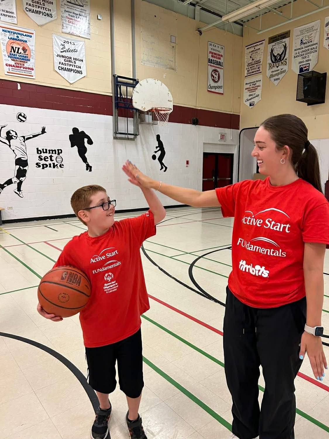 Alexander high-fiving a volunteer. Alexander high-fiving a volunteer.