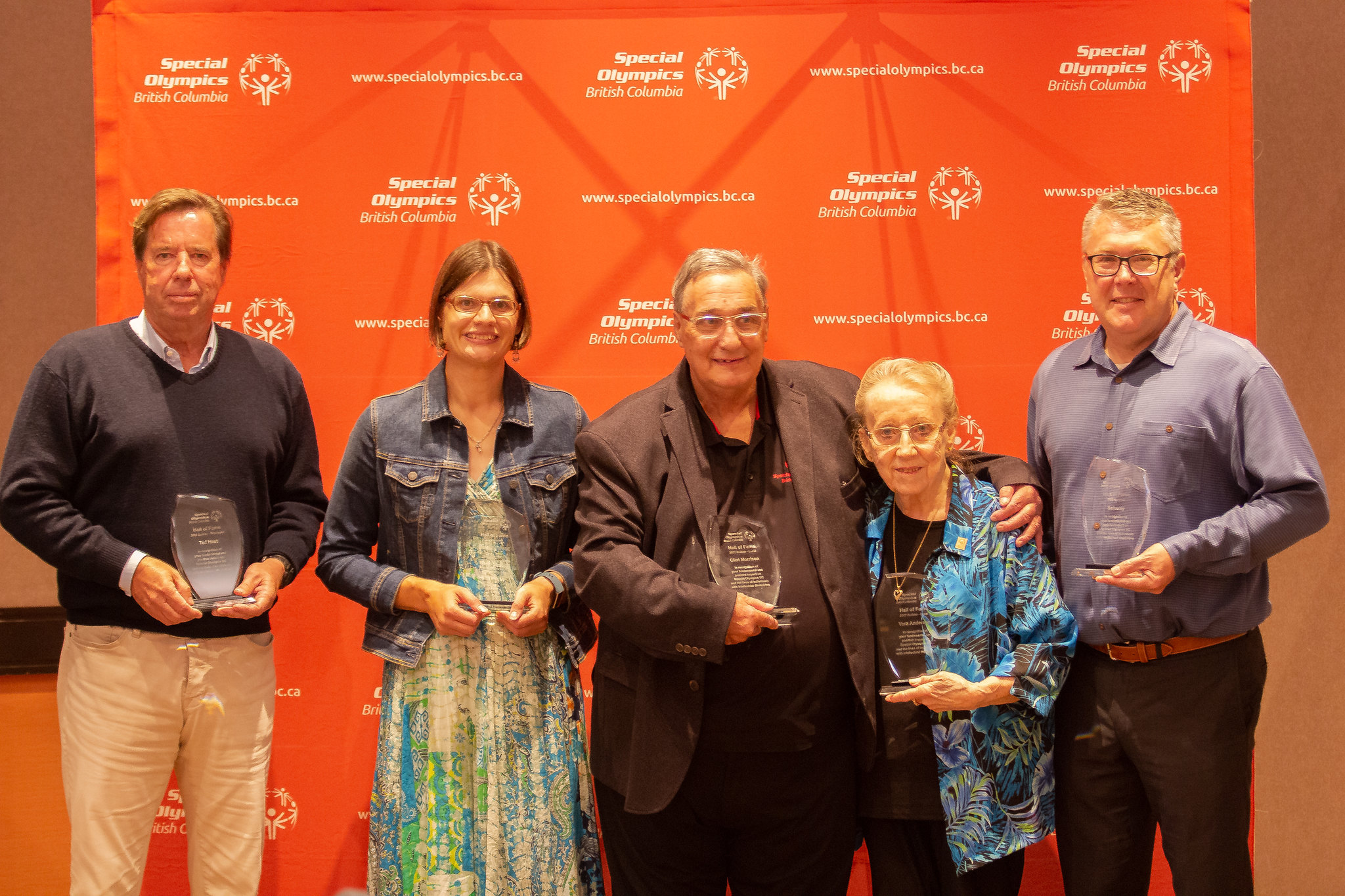 2022 Hall of Fame inductees holding their awards and smiling as a group