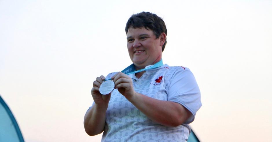 Erin Thom holds up her silver medal.