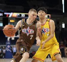 Sean Annan driving to the basket by a defender.