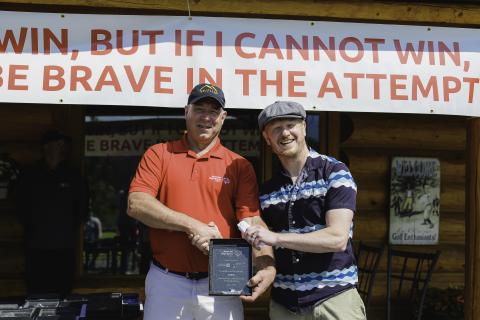 SOY president presenting sponsorship award at 2018 Golf Gala