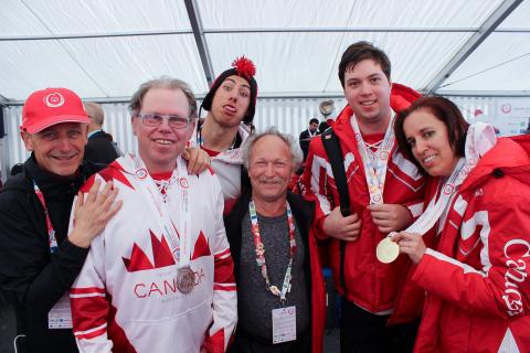 Tracey Melesko (à droite) et Francis (à gauche, en arrière) aux Jeux mondiaux d’hiver 2017 d’Olympiques spéciaux en Autriche.